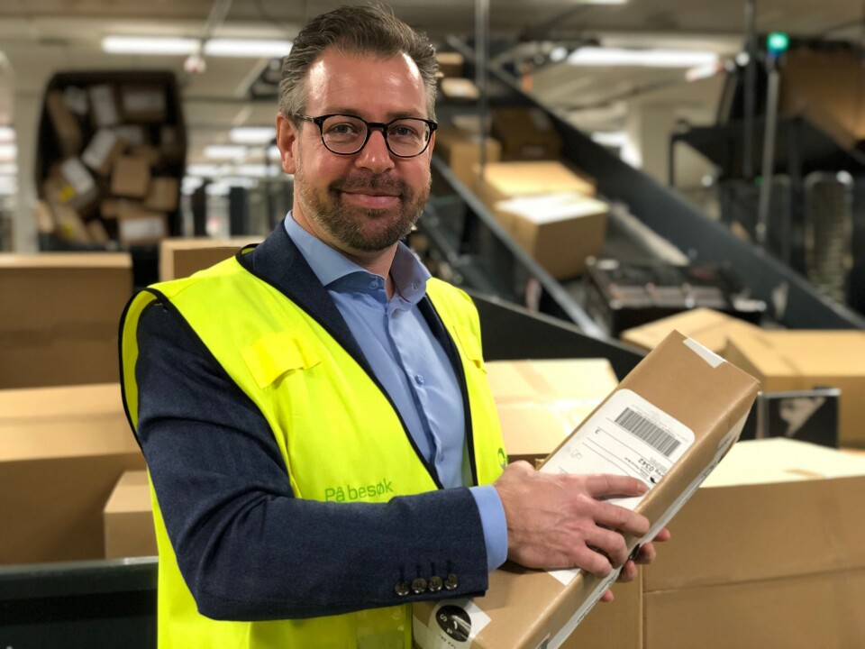 Pressesjef John Eckhoff i Posten Norge med en av 200.000 pakker som skal gjennom Logistikksenter Oslo tirsdag. FOTO: Posten