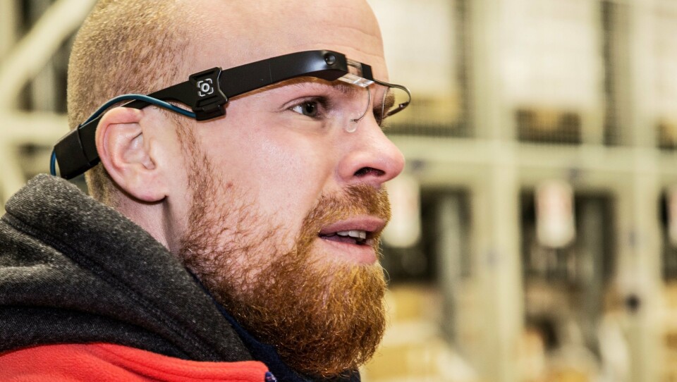 BRILLEFINT: Simen Haugland har i flere uker testet brillene. - Jeg foretrekker helt klart dem fremfor pick-by-voice, sier han.