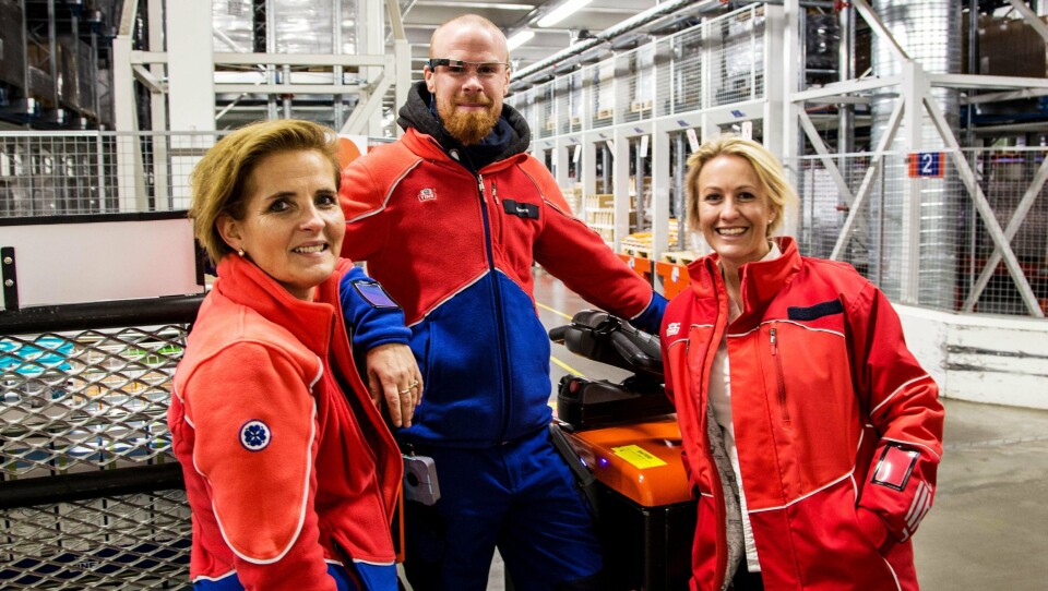 GOD ERFARING: Direktør lagerdrift, Vibeke Amundsen, lagermedarbeider Simen Haugland og prosjektleder Brita Vist har de siste ukene høstet gode erfaringer med bruk av smarte briller til plukking.
