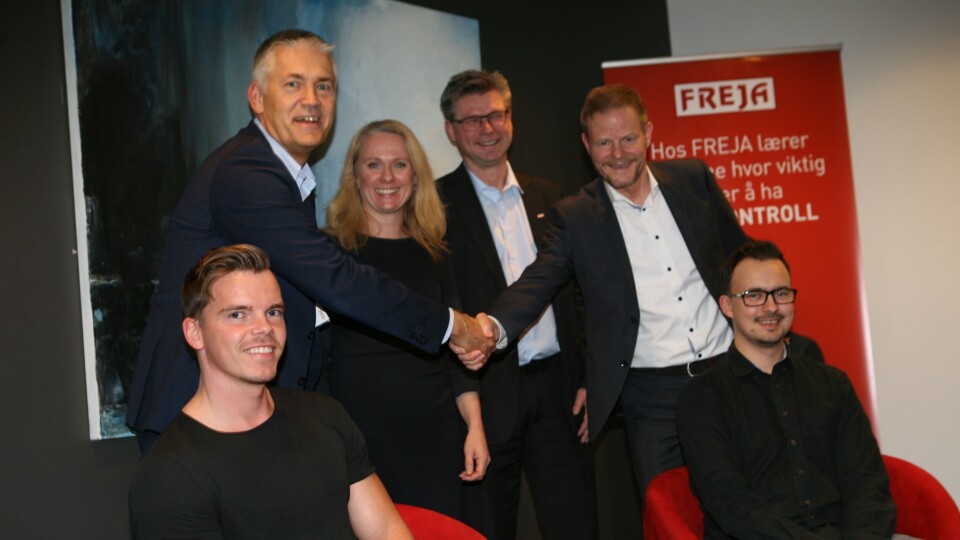 Intensjonsavtalen mellom NHO Logistikk og Transport (NHO LT) og Nav som ble inngått tirsdag bidrar til å sikre unge arbeidsledige jobb i landets transport-, logistikk- og spedisjonsbedrifter. Fra venstre avd. direktør i Navs arbeids- og tjenesteavdeling, Kjell Hugvik, statsråd Anniken Hauglie, FREJAs Kjell-Arne Eloranta og NHO LTs Are Kjensli. Sittende foran, traineene Sindre Oliver Svendsen og Sindre Edvardsen. Foto: Per Dagfinn Wolden
