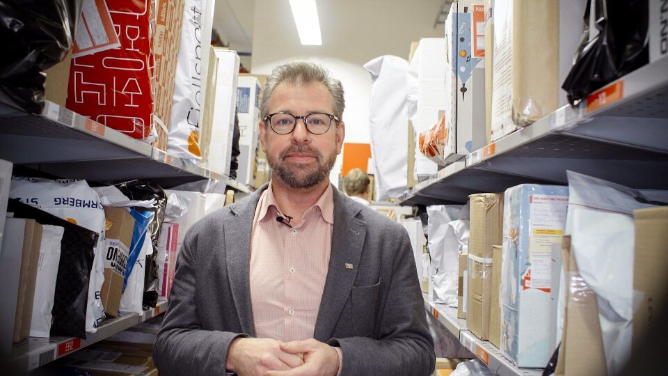 - Her er det veldig fullt, konstaterer pressesjef John Eckhoff i Posten Norge, som ber folk hente pakker så fort de kan.