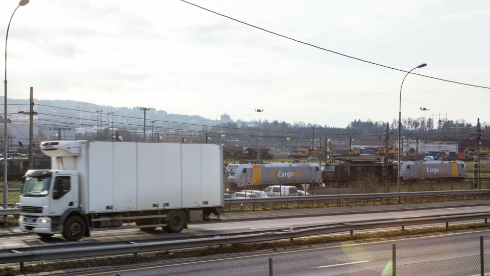 På Alnabru står symptomatisk nok en lang rekke CargoNet-lokomotiver stille, mens lastebilene suser forbi på Østre Aker Vei.