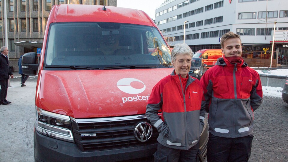 Posten-sjåfør Anne Bente Lier har for første gang fått prøve sin nye bil, og forteller at den var svært så komfortabel. Til høyre transportkoordinator hos Bring, Carl Fredrik Lindeman.