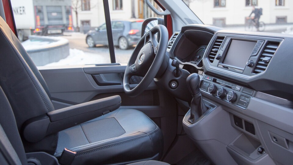 E-Crafterne er godt utstyrt med både parkeringssensor, oppvarmede forsetter og frontrute, laneassist, ryggekamera, varmepumpe og multifunksjonsratt. Blant annet.
