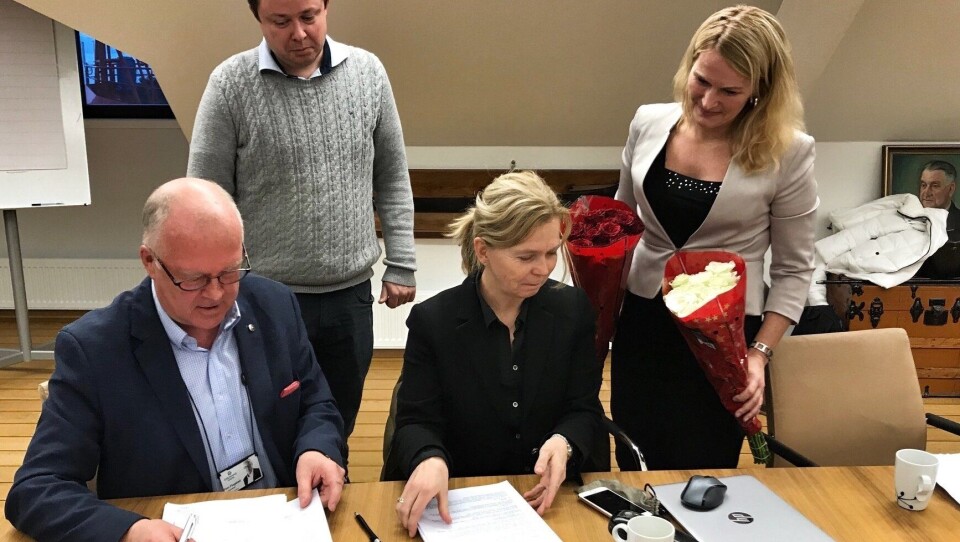 Havnedirektør Finn Flogstad og Tove Nilsen Ljungquist, CEO Agility Subsea Fabrication, signerer leiekontrakten. Ordfører i Skien, Hedda Foss Five, og ordfører i Porsgrunn, Robin Martin Kåss, er fornøyde bivånere. Foto: Grenland Havn.