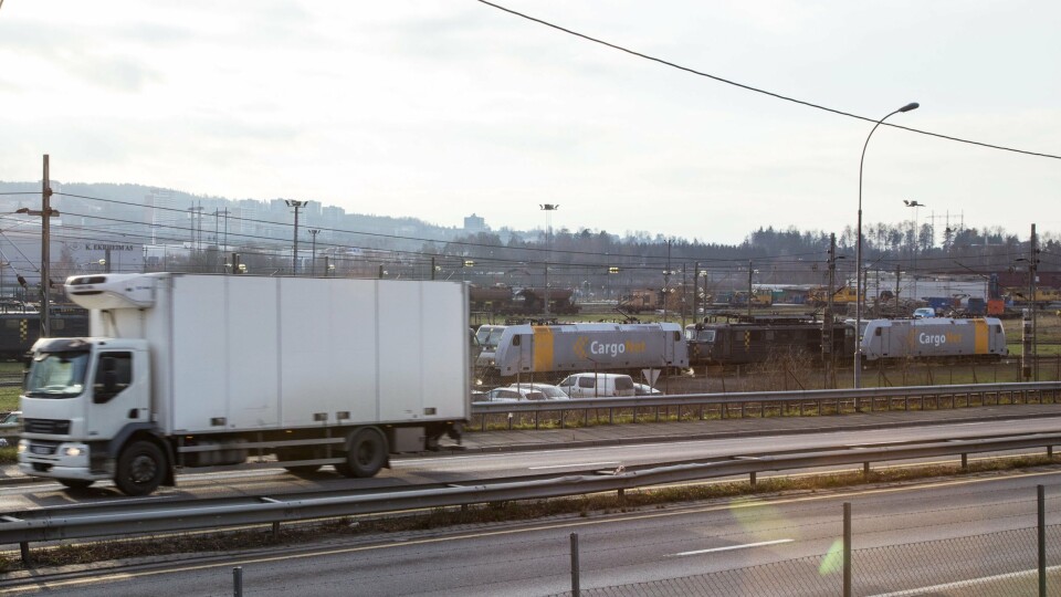 TEGN I TIDEN: Mens togene står suser lastebilene av gårde.