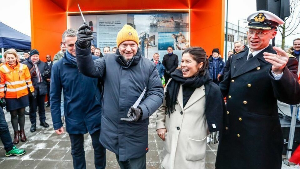 Byrådsleder Raymond Johansen klippet snoren. Nærings- og eierskapsbyråd Kjetil Lund, miljø- og samferdselsbyråd Lan Marie Berg og havnedirektør Ingvar M. Mathisen. (Foto: Heiko Junge NTB/Scanpix)