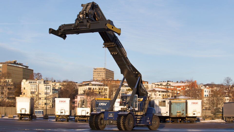 På Hjortneskaia står det en ny reachstacker fra Konecranes som vil brukes i forbindelse med lasting og lossing av skipet.