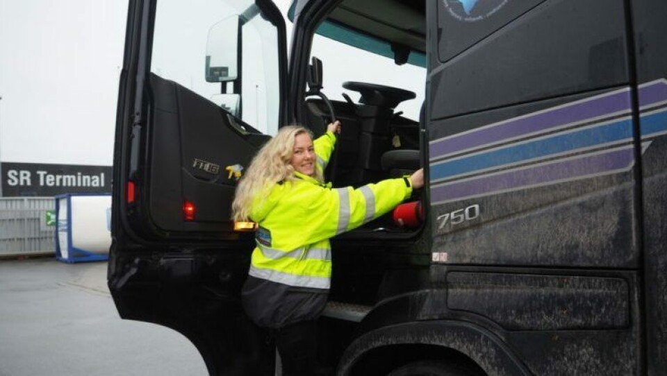 Sjåfør Monica Egeland hos SR-Group er opptatt av at oppmerksomheten må være på vegen når hun kjører.