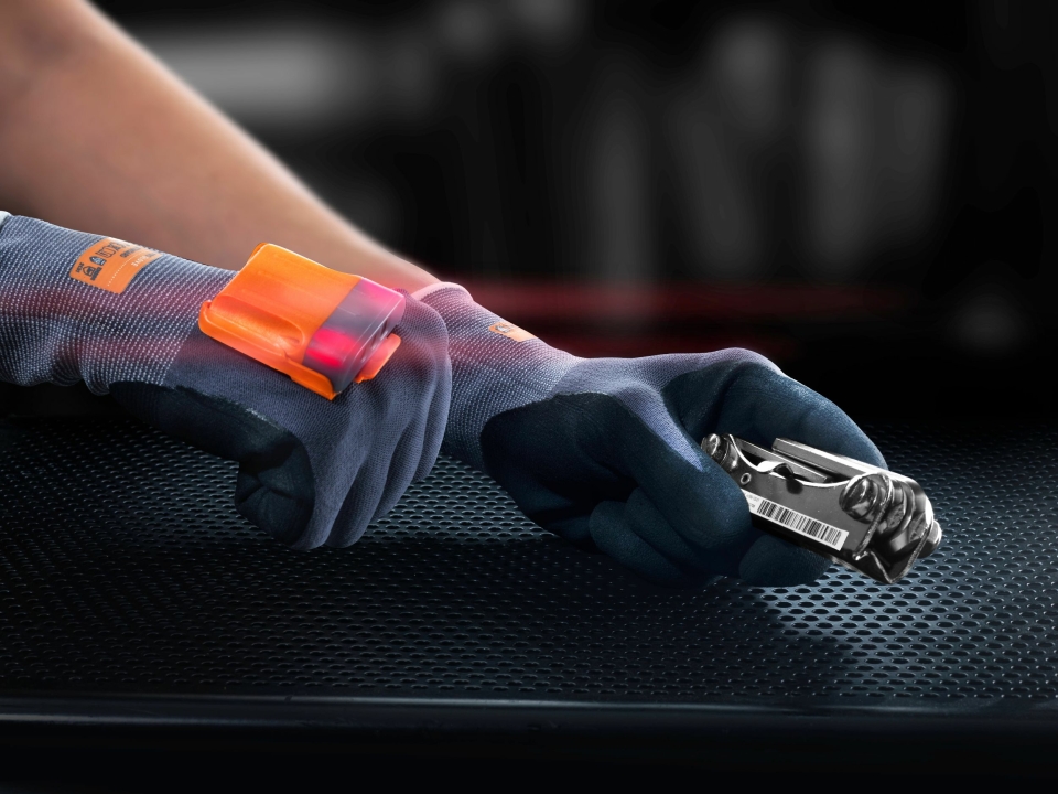 Dette er en smart hanske, som erstatter den tradisjonelle håndscanneren. Den skal bedre ergonomien og gjøre lageransatte mer effektive. Hver prosess registreres automatisk og brukeren kan få raske tilbakemeldinger.