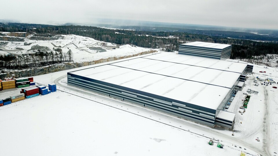 STORE DIMENSJONER: Europris’ nye logistikk-storstue er på 60.000 m2. Legg merke til containerne til Moss Dry Port nede i venstre hjørne. De sier litt om størrelsen på nybygget. Europris investerer ca. 250 millioner kroner i det nye logistikksenteret. STORE DIMENSJONER: Europris’ nye logistikk-storstue er på 60.000 m2. Legg merke til containerne til Moss Dry Port nede i venstre hjørne. De sier litt om størrelsen på nybygget. Europris investerer ca. 250 millioner kroner i det nye logistikksenteret.