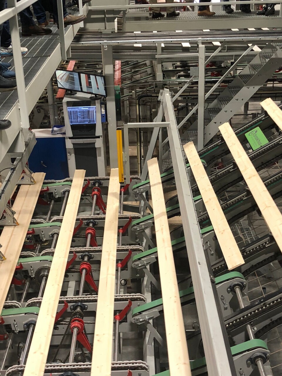 Prosjektet skal sikre jevnere og bedre kvalitet på produktet. Her er kledningen er påført grunning og fargebeis før det går gjennom tørkeprosess.