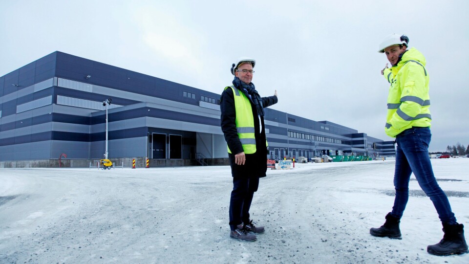ÅPNER I MAI: Til våren starter driften i lavlager-delen av logistikksenteret. To som knapt kan vente er direktør sentrallager Jan Eilef Tomasi Engen (til høyre) og logistikkdirektør Pål Chr. Andersen. ÅPNER I MAI: Til våren starter driften i lavlager-delen av logistikksenteret. To som knapt kan vente er direktør sentrallager Jan Eilef Tomasi Engen (til høyre) og logistikkdirektør Pål Chr. Andersen.