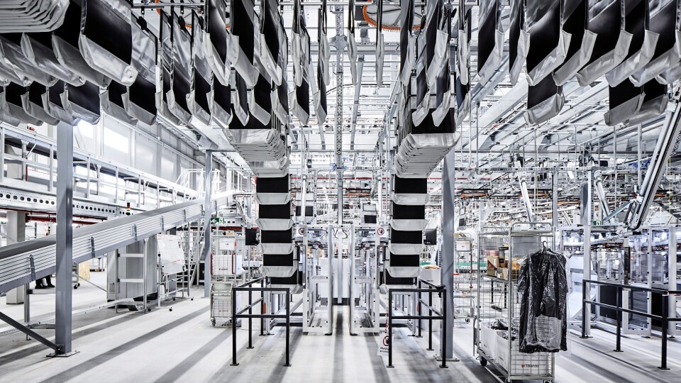 Et helt nytt pocket sorter-system fra Vanderlande skal holde orden på bestilling av tekstilartikler. Maskinen består av løpende bånd med klesposer, som plukkerne fyller én etter én før de automatisk blir sammenstilt i rett rekkefølge til pakkerne som ferdigstiller utsendingene.