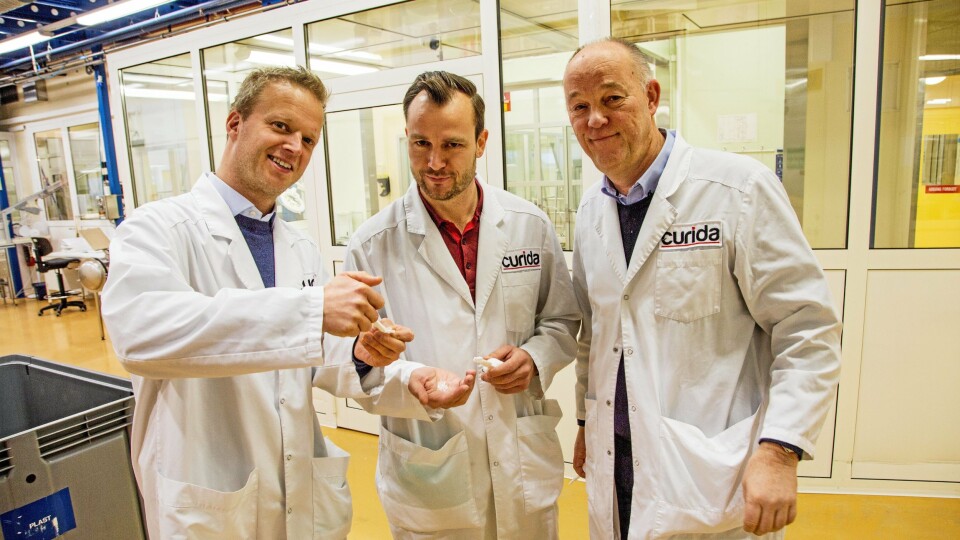 TOPP-TRIO: CEO Leif Rune Skymoen, supply chain manager Peter Chrissafopoulos og veteran Tom Kroken jobber for å trygge arbeidsplassene hos Curida. Her testes en nyprodusert sårgele.