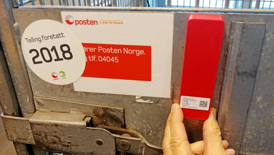 MONTERES PÅ BURENE: Enhetene fra IntSpo er små og værbestandige, og batteriene skal holde til flere års bruk. MONTERES PÅ BURENE: Enhetene fra IntSpo er små og værbestandige, og batteriene skal holde til flere års bruk.