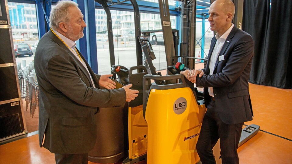 Arne Husborn i prat med head of product management i Jungheinrich, Gunnar Tons, foran den nye stableren. Legge merke til hvor mye kortere den er enn konkurrenten som Jungheinrich hadde plassert ved siden av.