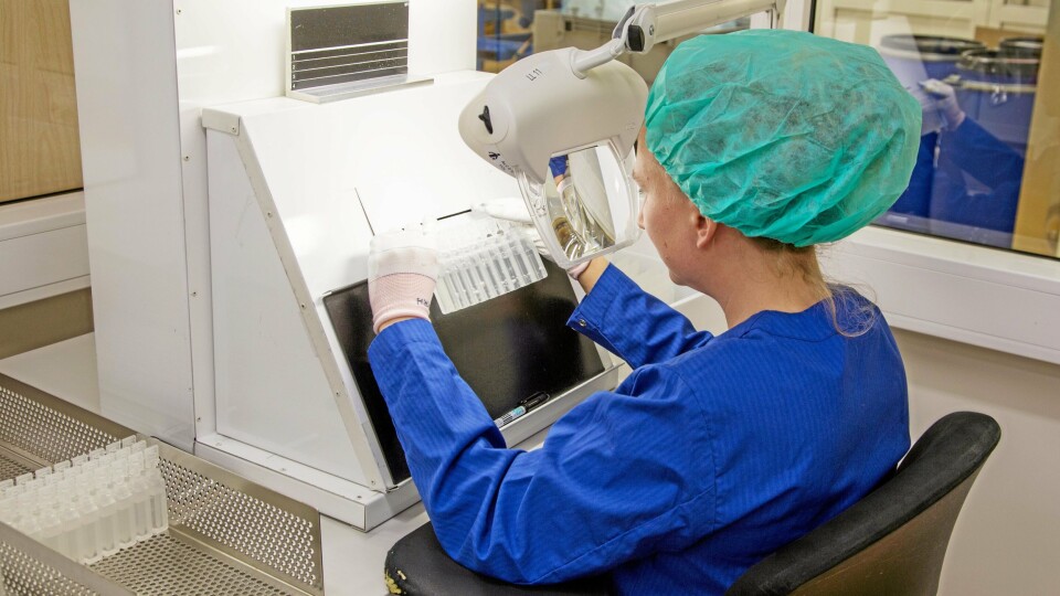 MANUELT ARBEID: Kvalitetssikring er livsviktig, bokstavelig talt, i legemiddelbransjen og enkelte prosesser lar seg ikke automatisere. Her kontrollerer Marianne Risvold-Helliesen siste batch.