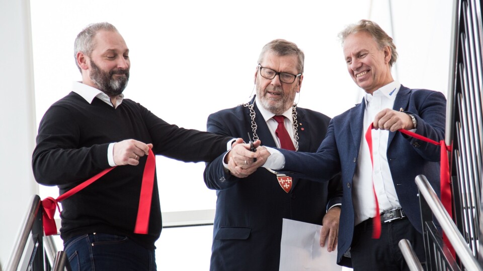 HØYTIDELIG: Vestbys ordfører Tom Anders Ludvigsen (Ap) foretok snorklippingen sammen med managing director i Prime Cargo Joachim Branko Hansen (til venstre) og CEO og eier i SR Group, Bjørn Røstad.