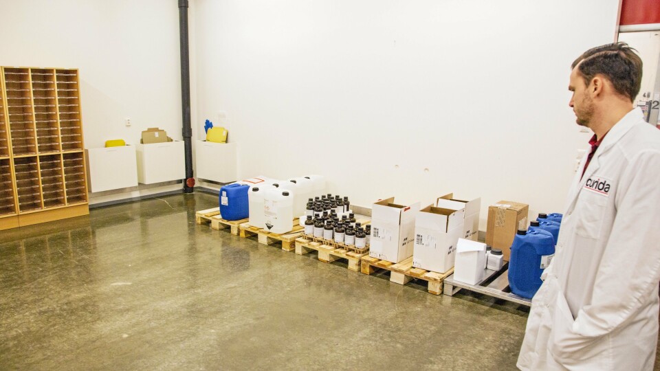 KONTROLL: Når ingredienser leveres, settes de i karantene, før de blir nøye kontrollert og godkjent for produksjon.