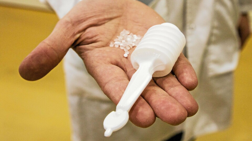 PAKNINGEN: Curida lager også emballasjen som trengs. Her en plastpellets og en ferdig tube.