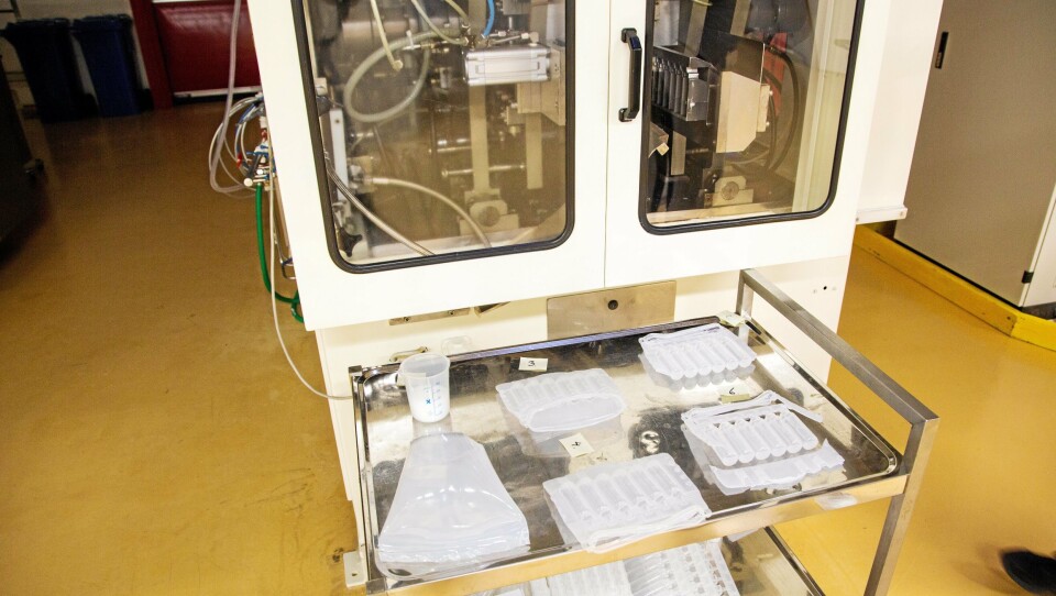 STØPEMASKIN: Denne maskinen sørger for at plastemballasje blir laget og fylt.