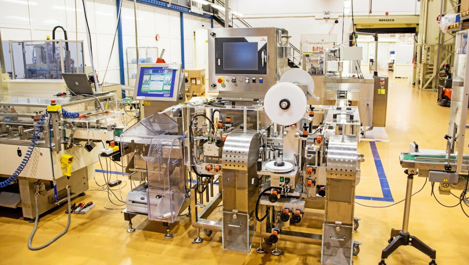 INVESTERING: Nye krav til merking har ført til behov for å invester i en ny, avansert merkemaskin. Den var i ferd med å installeres da MT var på besøk, og den MÅ være oppe å gå innen 9. februar.