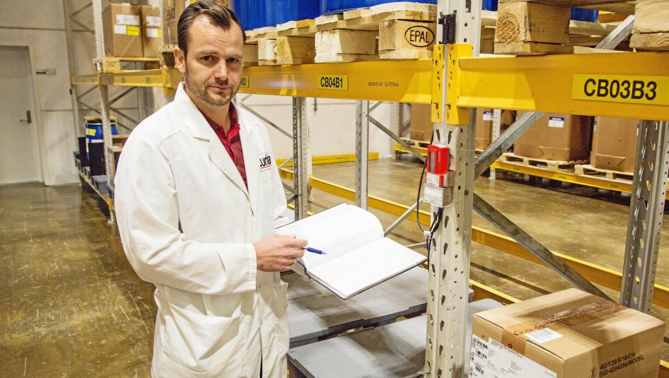 NØYE: Temperatur er viktig og temperaturen på lageret overvåkes både digitalt og manuelt, viser supply chain manager Peter Chrissafopoulos.