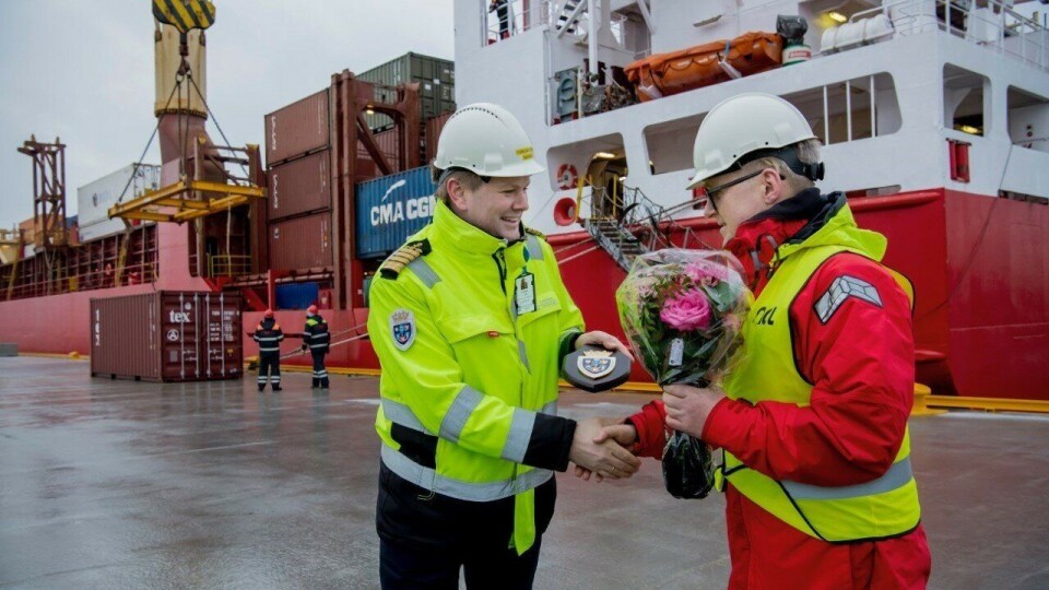 Fra venste: havnedirektør Tore Gautesen i Karmsund Havn takker adm. Dir. Arne Jakobsen i North Sea Container Line AS. Fotograf: Øyvind Sætre/Karmsund Havn.