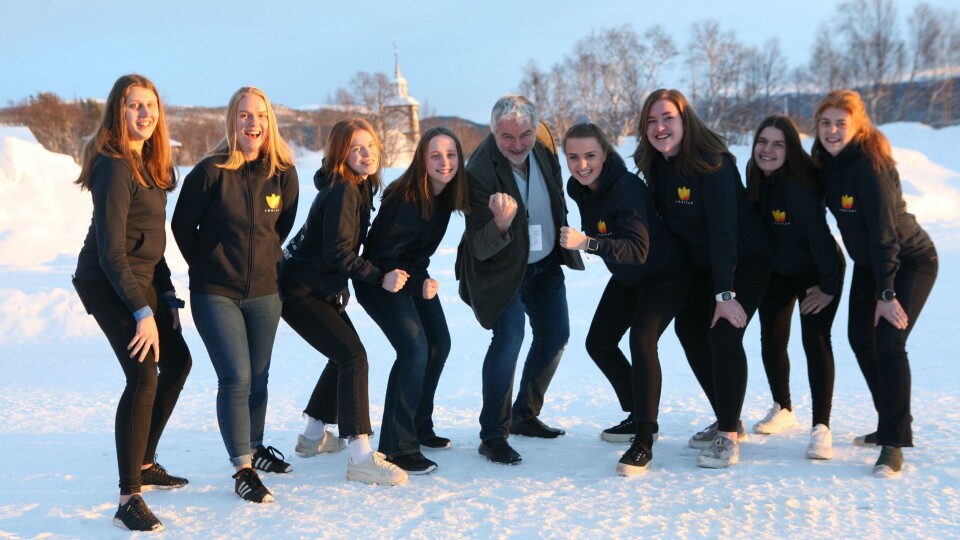 De går fremoverlent inn i utfordrende logistikkverden, studentene ved Norges eneste ingeniørutdanning i logistikk. Fra venstre Kine Strandvik Tokle, Sofia Borovski Rasmussen, Ina Snartland, Katrine Røed, universitetslektor Asbjørn J. Wexsahl ved NTNU, Ingrid Tuva Rabe Hansen, Siri Marlèn Sundhagen, Ingvild Sæther Dyrøy, Nina Hagberg. Foto: Per Dagfinn Wolden