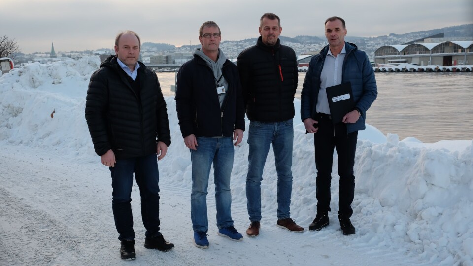 Selv om speditørene konkurrerer om kunder og last, er det det nært og godt samarbeid om å fåtil gode løsninger på havna i Trondheim. F.v. : Atle Kjerstad, NorLines, Rune Aspaas, Trondheim losse- og lastekontor, Terje Frengen, J.P.Strøm og Bjørn Tore Gellein i P.T. Lykke. Foto: Trondheim Havn. Selv om speditørene konkurrerer om kunder og last, er det det nært og godt samarbeid om å fåtil gode løsninger på havna i Trondheim. F.v. : Atle Kjerstad, NorLines, Rune Aspaas, Trondheim losse- og lastekontor, Terje Frengen, J.P.Strøm og Bjørn Tore Gellein i P.T. Lykke. Foto: Trondheim Havn.