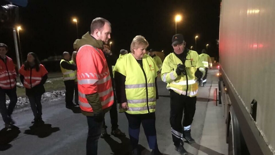 Både samferdselsminister Jon Georg Dale og statsminister Erna Solberg deltok på en kontroll av alle vogntog som kom over grensen til Ørje kontrollstasjon tirsdag kveld. Foto: Samferdselsdepartementet Både samferdselsminister Jon Georg Dale og statsminister Erna Solberg deltok på en kontroll av alle vogntog som kom over grensen til Ørje kontrollstasjon tirsdag kveld. Foto: Samferdselsdepartementet
