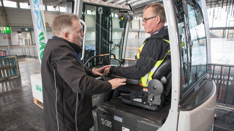Produktsjef hos UniCarriers Mikael Pålsson forteller det svenske jurymedlemmet Mats Udikas om TX3s fortreffeligheter innen ergonomi. Truckens ratt er under Udikas venstre hånd. Produktsjef hos UniCarriers Mikael Pålsson forteller det svenske jurymedlemmet Mats Udikas om TX3s fortreffeligheter innen ergonomi. Truckens ratt er under Udikas venstre hånd.