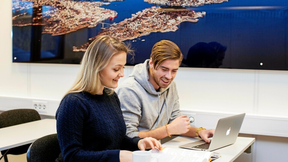 Høgskolen i Molde tilbyr mange studier innen logistikk. Fra venstre Andrea Lindgaard, bachelorstudent, marin logistikk og økonomi og Sivert Kjøl, bachelorstudent i petroleumslogistikk. Nå kommer en ny og grønn studielinje.