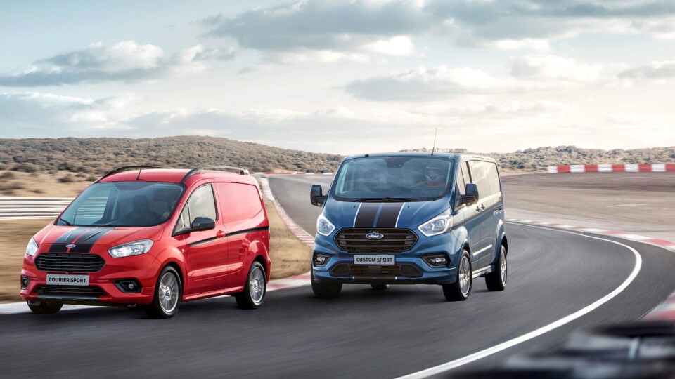 Nye Ford Transit Custom Sport hakk i hel bak Ford Transit Courier Sport på banekjøring. Nye Ford Transit Custom Sport hakk i hel bak Ford Transit Courier Sport på banekjøring.