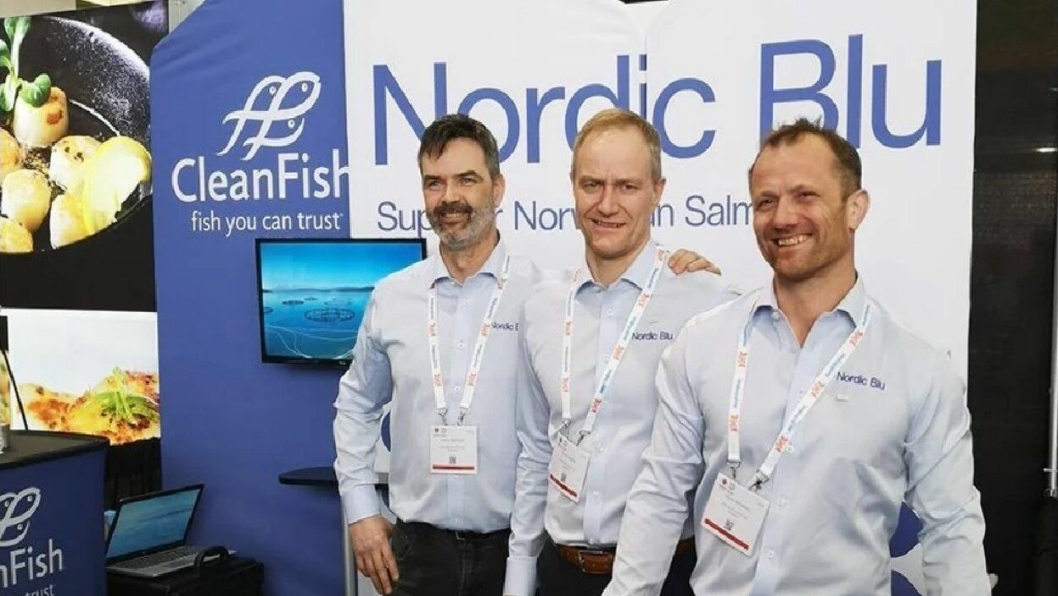 Roger Øksheim (t.v.), Geir og Ørjan Wenberg promoterer Nordic Blue på sjømatmessen i Boston. (Foto: Presse)