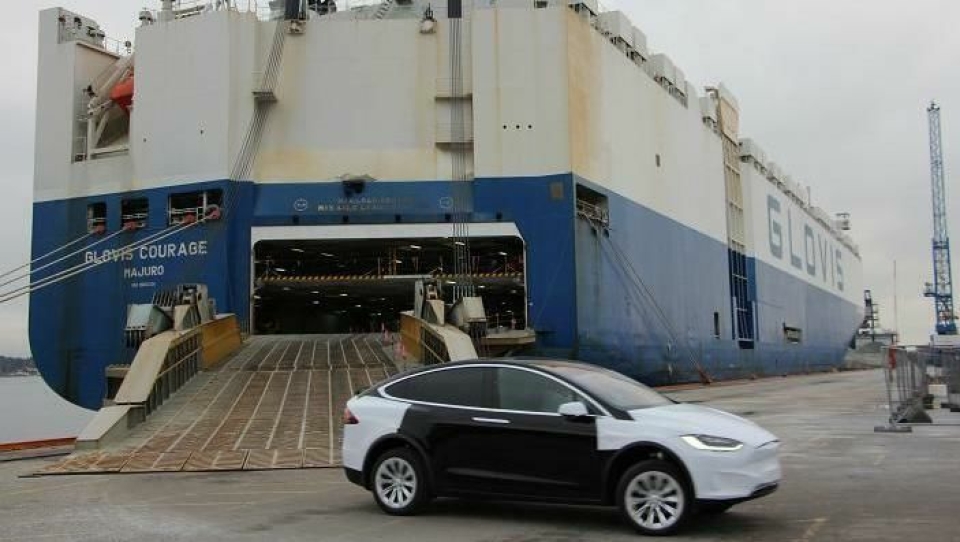 Tesla'er kjøres i land fra bilskipet «Glovis Courage» pa Filipstad i Oslo. Foto: Oslo Havn.