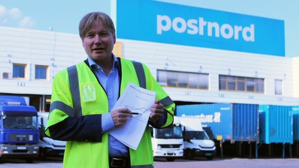 – Dette er kritisk, sier kommunikasjons- og markedsdirektør i PostNord Ole A. Hagen som har erstattet transport på tog med lastebiler. – Dette er kritisk, sier kommunikasjons- og markedsdirektør i PostNord Ole A. Hagen som har erstattet transport på tog med lastebiler.