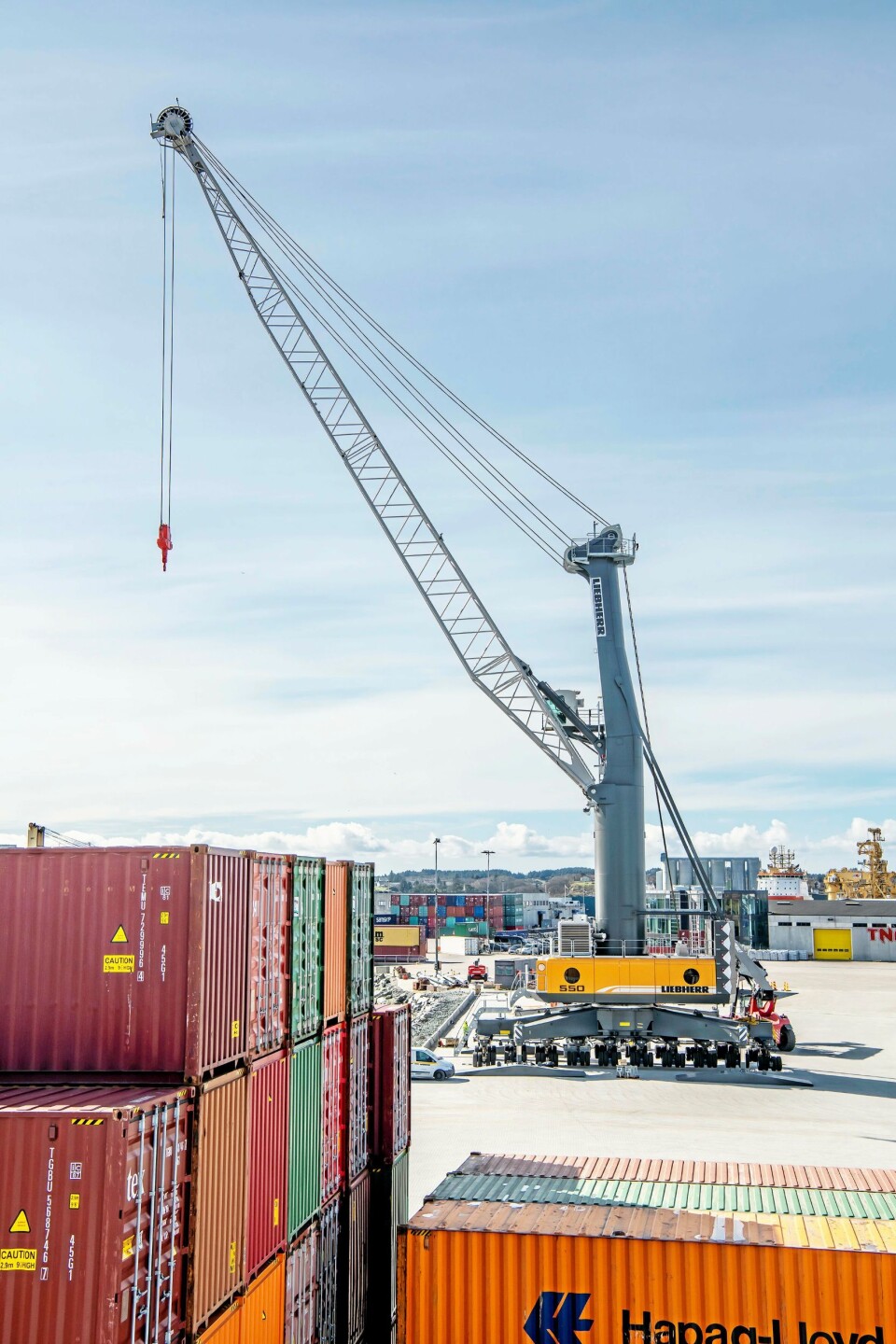 Kranen har en løftekapasitet på 144 tonn og har en rekkevidde på 54 meter