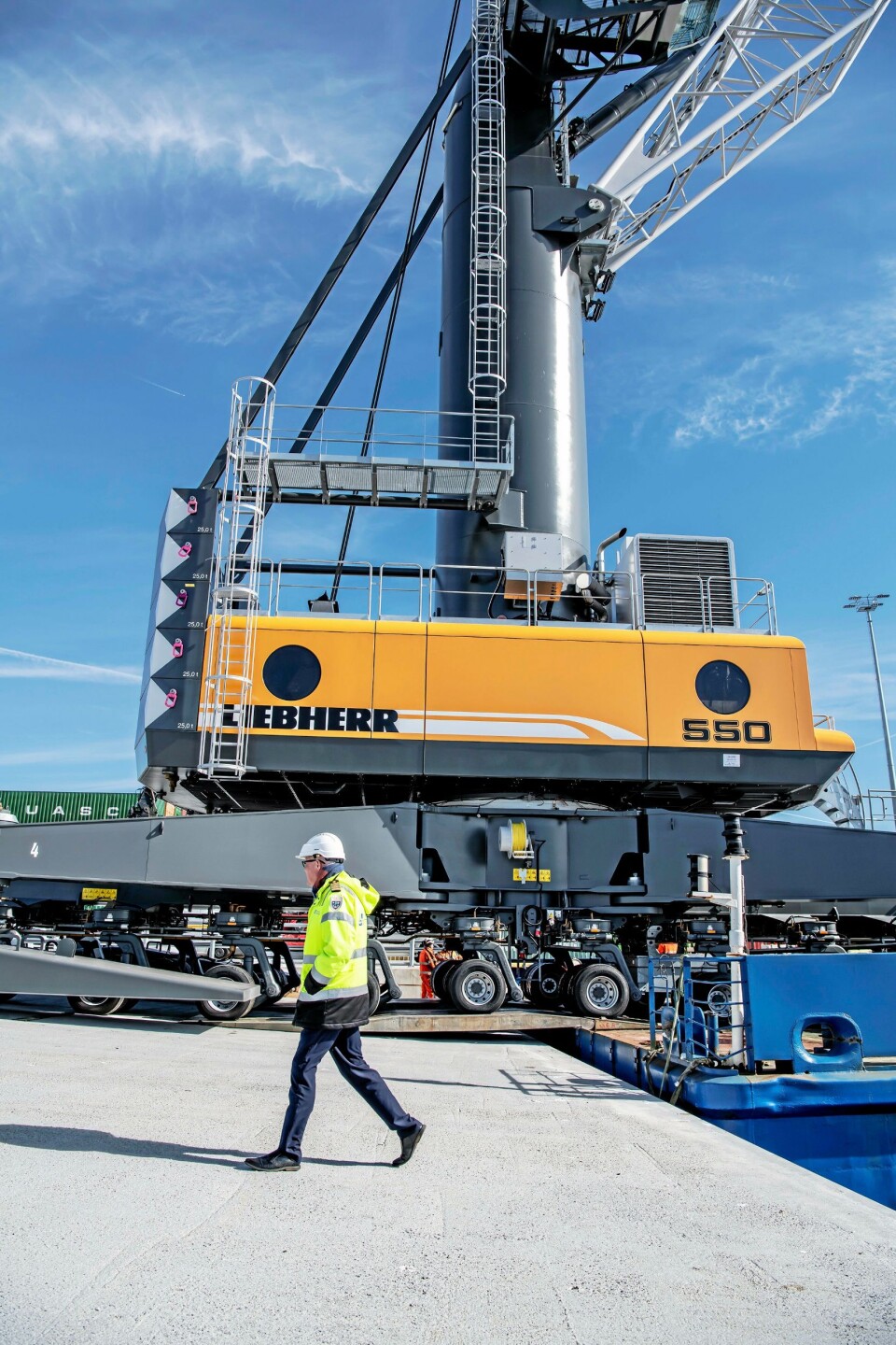 Kranen har en egenvekt på 439 tonn.