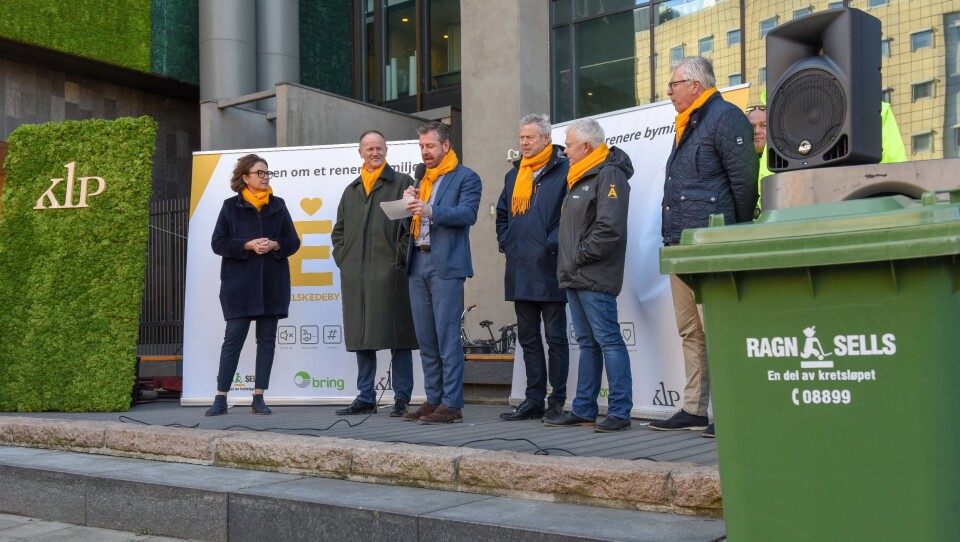 Samling om bylogistikken. Elskede by er et samarbeid mellom Ragn-Sells, Bring og KLP Eiendom. Mandag ble det presentert av fra venstre: Tone Wille (konsernsjef i Posten Norge, Gunnar Gjørtz i KLP Eiendom, pressesjef John Eckhoff i Posten Norge, administrerende direktør Bjørn Hoel i Ragn-Sells Norge. Erik Wastesson fra Ragn-Sells i Sverige, strategidirektør Per Johannessen i Ragn-Sells Norge og distriktssjef Lars Veder i Bring (delvis skjult).