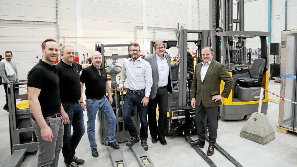 TOPPET LAG: Fra venstre: Key Account Manager Adam Conrad, seniorselger Lars Solberg, Sales Manager Logistics Systems Ragnar Pettersen (alle Jungheinrich), logistikkdirektør Øyvind Berg, adm. dir. Jan Wilhelmsen (begge Elektroskandia) og helt til høyre administrerende direktør Arild Drageset (Jungheinrich).
