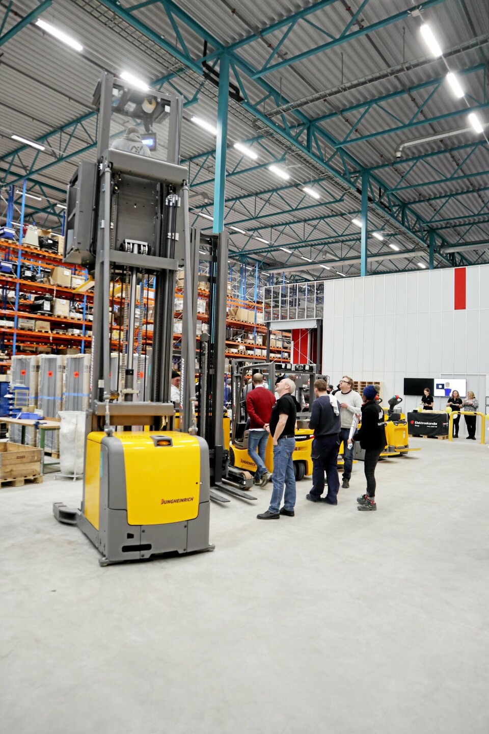 TESTING: Sales Manager Logistics Systems Ragnar Pettersen holder oppsyn med testing av de nye truckene.