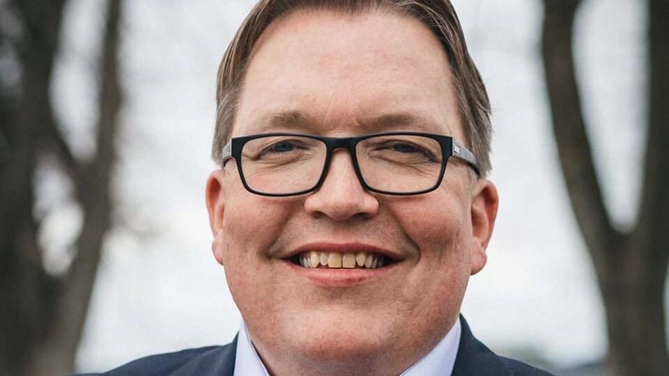 Sverre Myrli er stortingsrepresentant for Akershus og er Arbeiderpartiets transportpolitiske talsmann på Stortinget. Han er inne i sin femte stortingsperiode og har utdanning fra Høgskolen i Oslo og Handelshøjskolen i København. Han har permisjon fra jobb i Forsvarsbygg og var politisk rådgiver i Samferdselsdepartementet 1996-97. Myrli er opptatt av alle transportformer. Ikke minst det store omfanget av kabotasje som foregår i Norge i dag, både i lovlig og ulovlig form. Han er også sterk tilhenger av mer gods på bane og sjø. Sverre Myrli er stortingsrepresentant for Akershus og er Arbeiderpartiets transportpolitiske talsmann på Stortinget. Han er inne i sin femte stortingsperiode og har utdanning fra Høgskolen i Oslo og Handelshøjskolen i København. Han har permisjon fra jobb i Forsvarsbygg og var politisk rådgiver i Samferdselsdepartementet 1996-97. Myrli er opptatt av alle transportformer. Ikke minst det store omfanget av kabotasje som foregår i Norge i dag, både i lovlig og ulovlig form. Han er også sterk tilhenger av mer gods på bane og sjø.