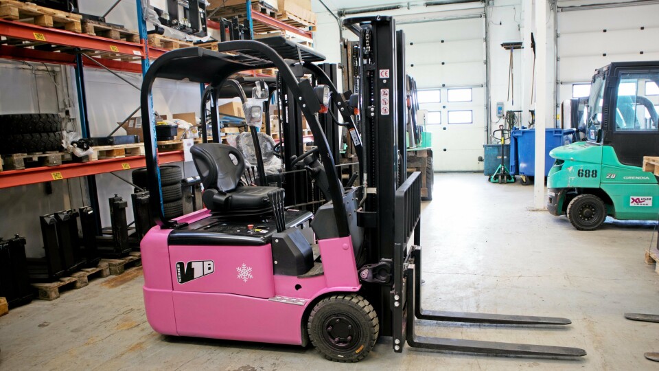 BIDRAR: Du har kanskje lagt merke til at den ene trucken til Smart-Truck er rosa. Det er ikke tilfeldig. Den blir leid ut til inntekt for Rosa Sløyfe-aksjonen. – Vi har begge hatt familiemedlemmer som har omkommet i kreft. Dette var en idé for å prøve å skape litt oppmerksomhet, og samtidig samle inn penger til en viktig sak, sier Yngve Lofthus Teigen og Ove Rammel Smith. BIDRAR: Du har kanskje lagt merke til at den ene trucken til Smart-Truck er rosa. Det er ikke tilfeldig. Den blir leid ut til inntekt for Rosa Sløyfe-aksjonen. – Vi har begge hatt familiemedlemmer som har omkommet i kreft. Dette var en idé for å prøve å skape litt oppmerksomhet, og samtidig samle inn penger til en viktig sak, sier Yngve Lofthus Teigen og Ove Rammel Smith.