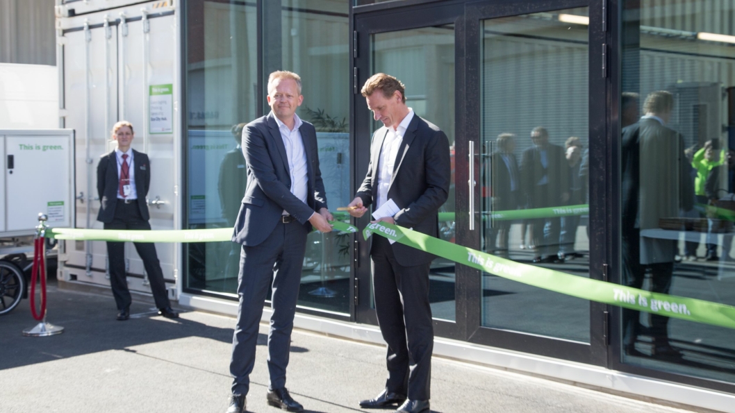 DB Schenkers CEO Jochen Thewes åpnet Oslo City Hub sammen med Schenkers sjef i Norge Knut Eriksmoen.