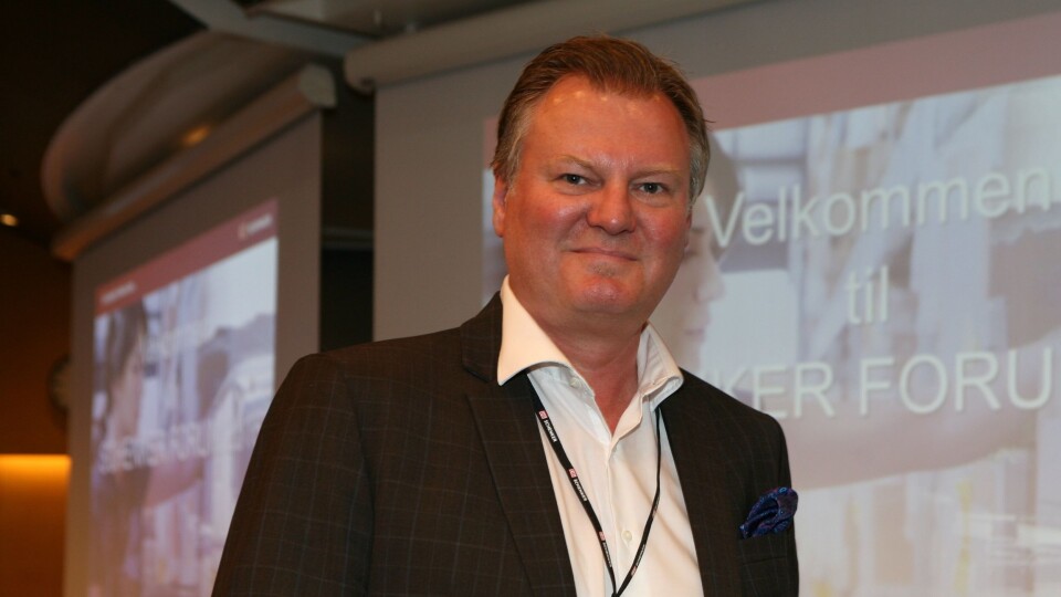 Kommunikasjonssjef Nils-Petter Buer i Schenker AS forteller stolt om et ytterligere skritt på veien mot mest mulig utslippsfri transport, særlig i byområder. Foto: Per Dagfinn Wolden
