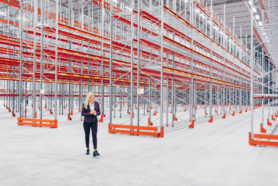 Få personer har tatt så raske steg inn i logistikkverdenen som Lorna Stangeland. Som Supply Chain Management i Atea er hun ansvarlig for 27.000 kvadratmeter på konsernets nye logistikksenter i Nylanda. (Foto: Jonas Ljungdahl)