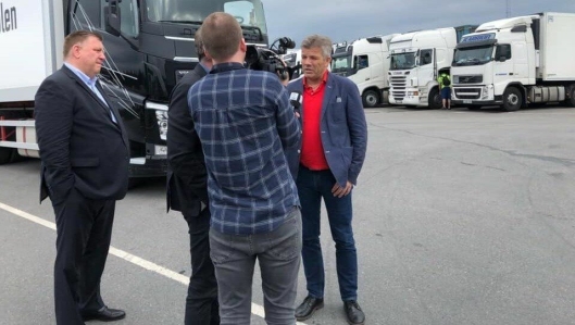 Nylig var Bjørnar Skjæran med Norges Lastebileier-Forbud (NLF) og TV2 på lastebiltur. (T.v.) Adm. direktør Geir A. Mo i NLF.
