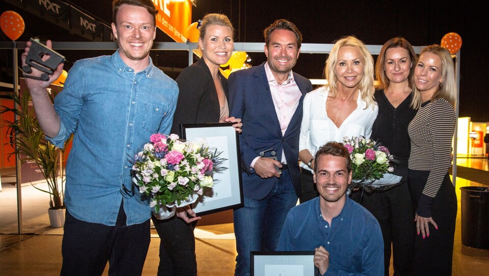 VINNERNE: Mats Kristiansen og Herman Schistad, hhv. øverst til venstre og foran i bildet, tok i mot prisen for Kolonial.no. Til høyre for Mats står Karoline Sturesson Nordbø, Timm Wold, Linda Johansen, May Britt Løvstad og Lisbeth Nilsen fra Lindakrem.no.